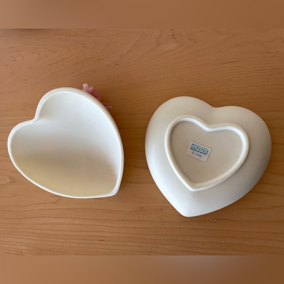 Vintage Schmid 1988 Beige Heart Shaped Trinket Box with Pink Rosette Ornament - Picture 6 of 7